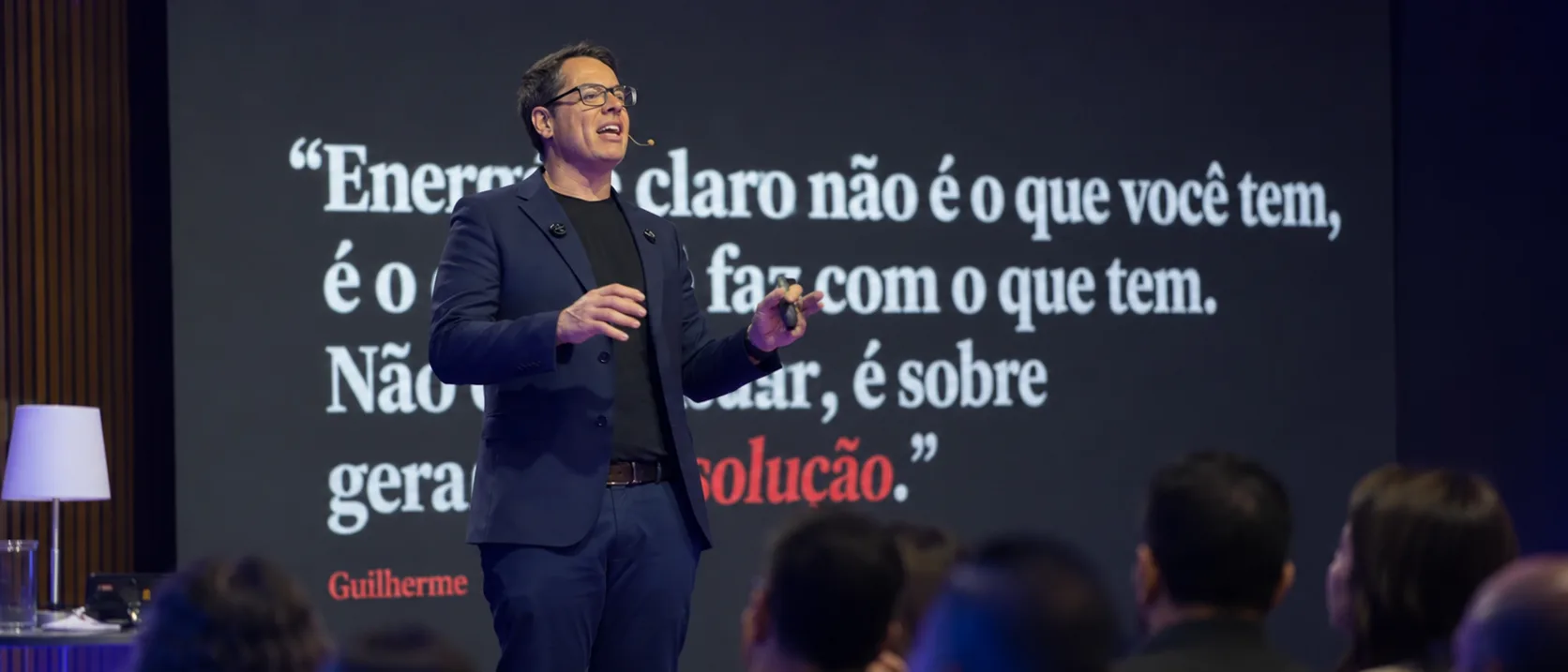 Guilherme Cristofore conduzindo o evento diante da sala